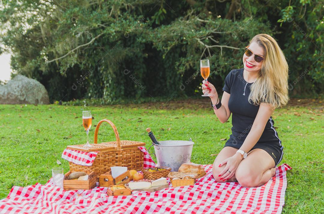 Comidas piquenique sobre campo grama verde frutas pao queijo piquenique salame2