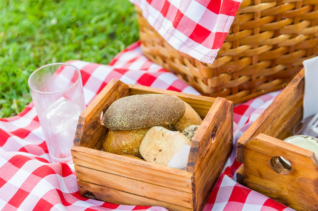 Comidas piquenique sobre campo grama verde frutas pao queijo piquenique salame