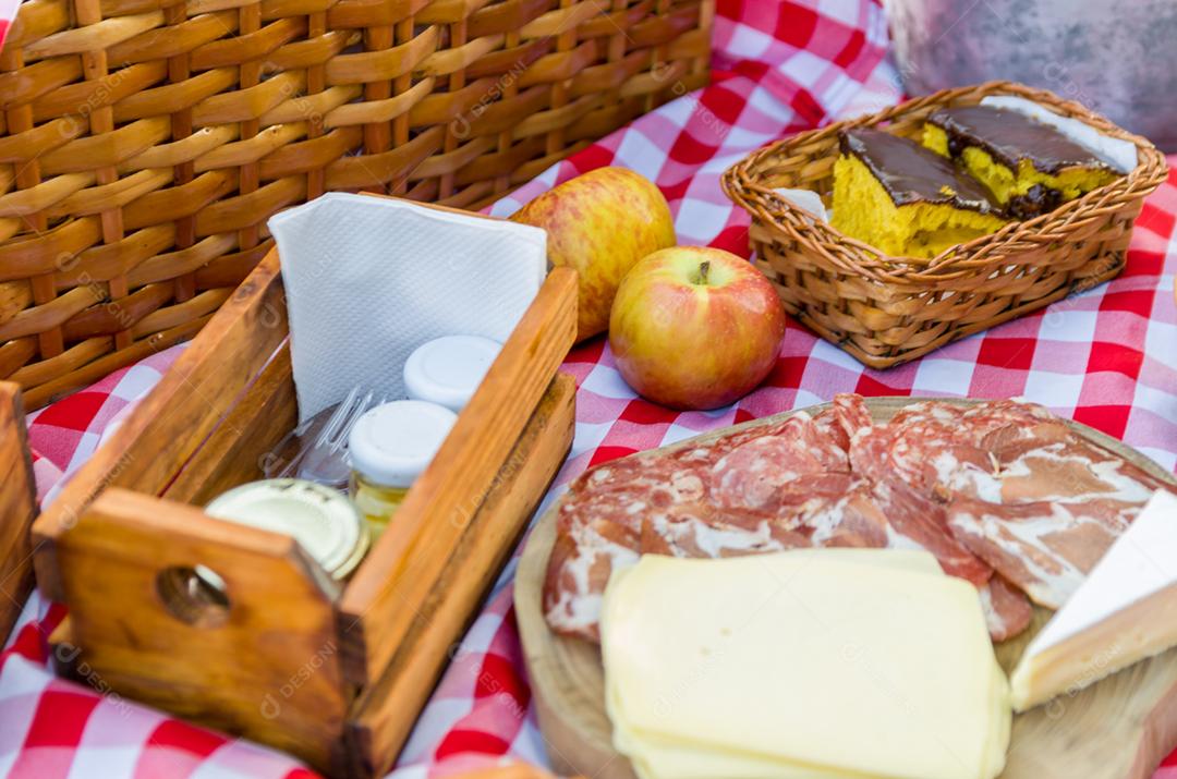 Comidas piquenique sobre campo grama verde frutas pao queijo piquenique salame