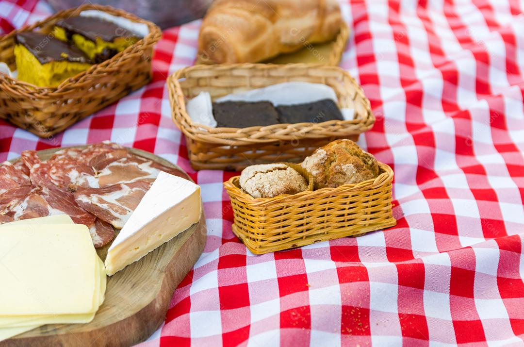 Comidas piquenique sobre campo grama verde frutas pao queijo piquenique salame