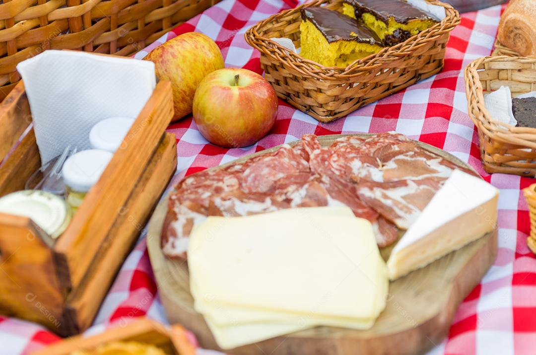 Comidas piquenique sobre campo grama verde frutas pao queijo piquenique salame