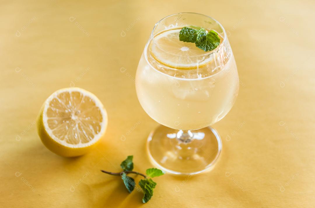 Lindo coquetel kombucha de mel, gengibre e limão com vodka, decorado com folha de hortelã.