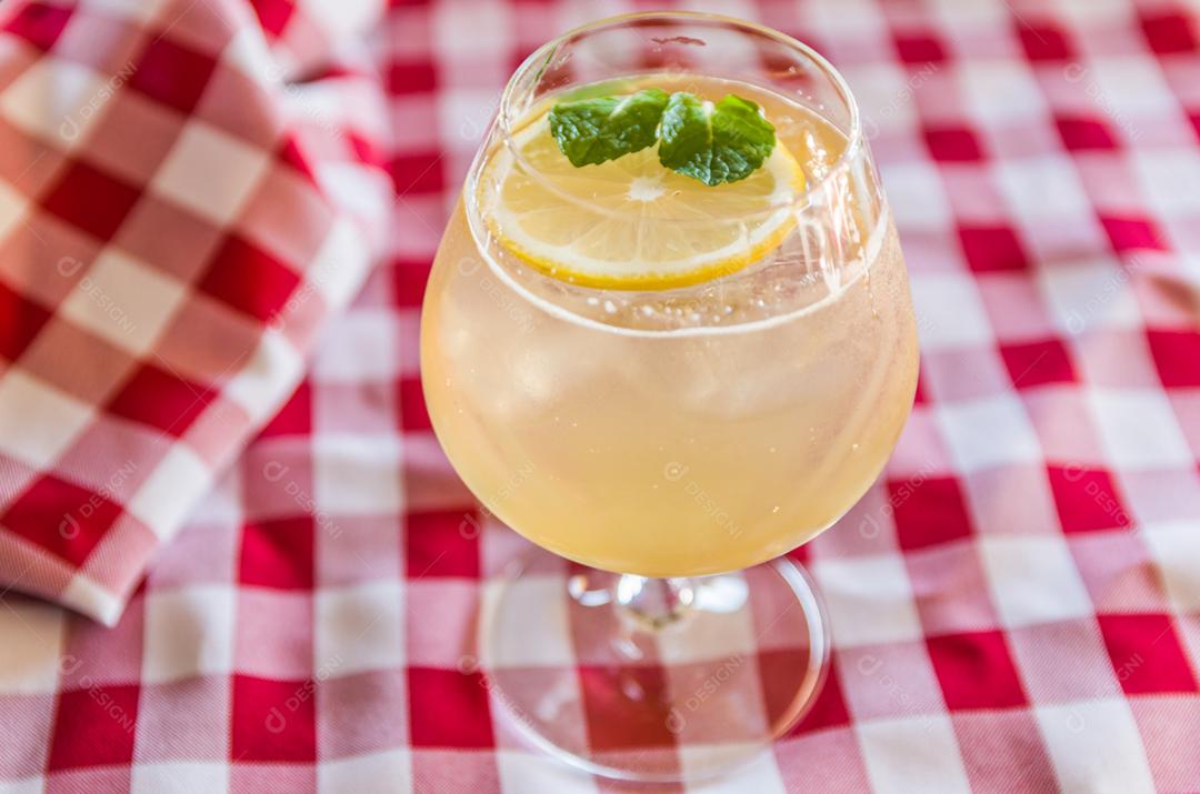 Lindo coquetel kombucha de mel, gengibre e limão com vodka, decorado com folha de hortelã.