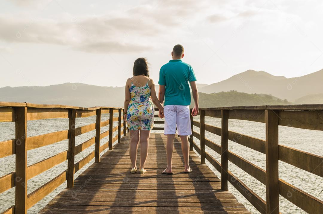 Pré casamento de casal e paisagem incrível na praia de Torres.
