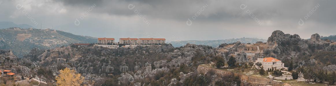 Casas nas pedras das montanhas do Líbano, arquitetura libanesa. Panorâmico.