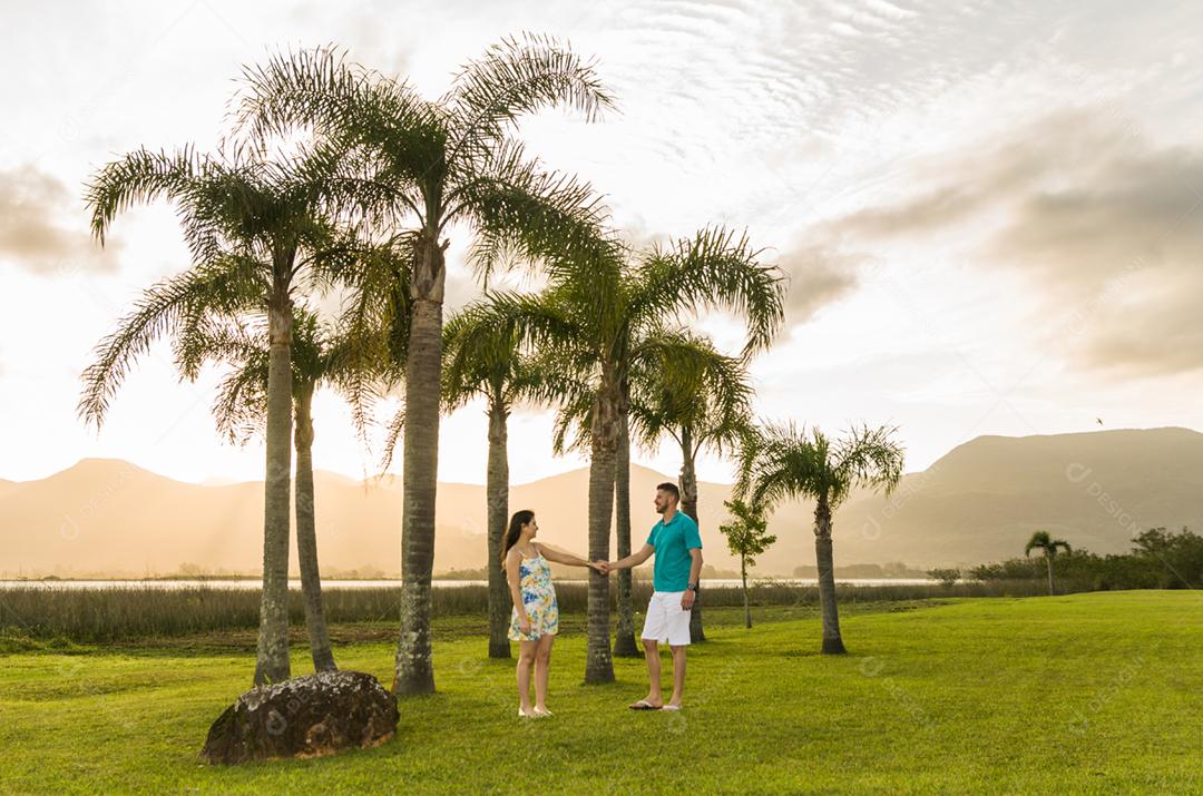 Pré casamento de casal e paisagem incrível na praia de Torres.