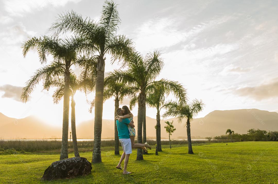 Pré casamento de casal e paisagem incrível na praia de Torres.