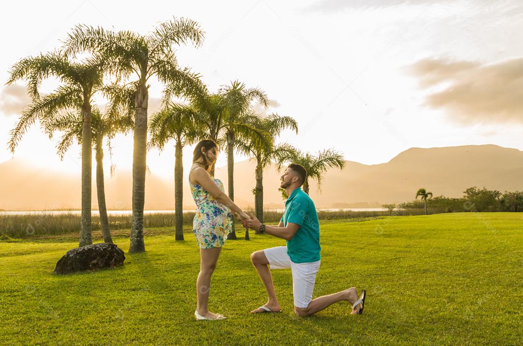 Pré casamento de casal e paisagem incrível na praia de Torres.