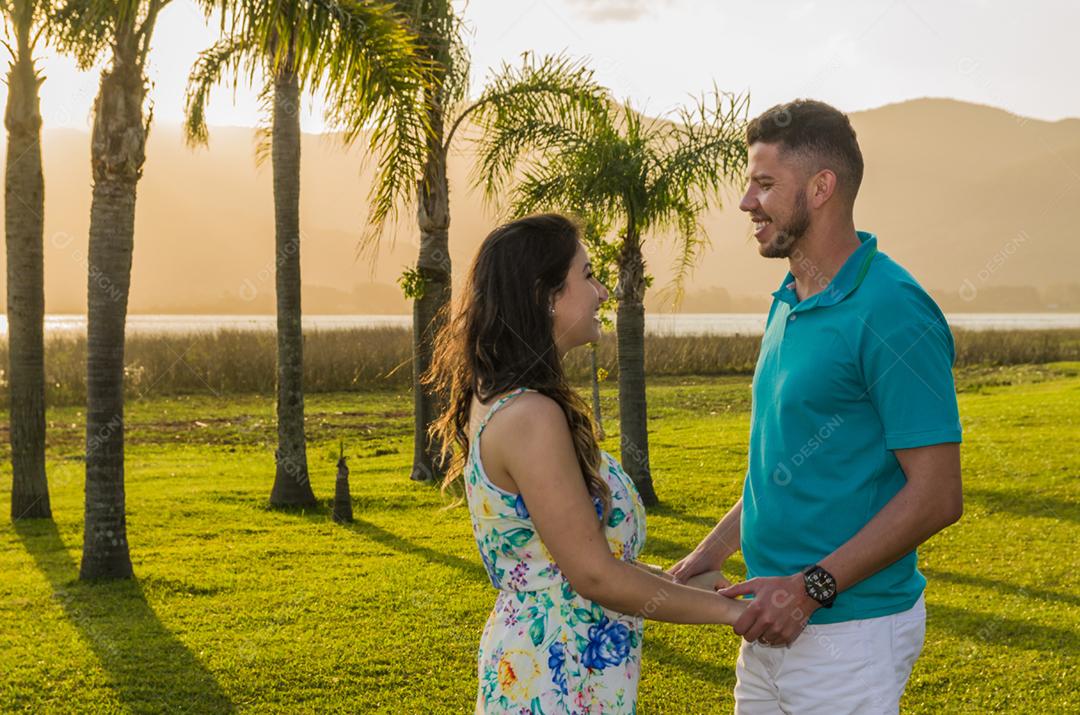 Pré casamento de casal e paisagem incrível na praia de Torres.
