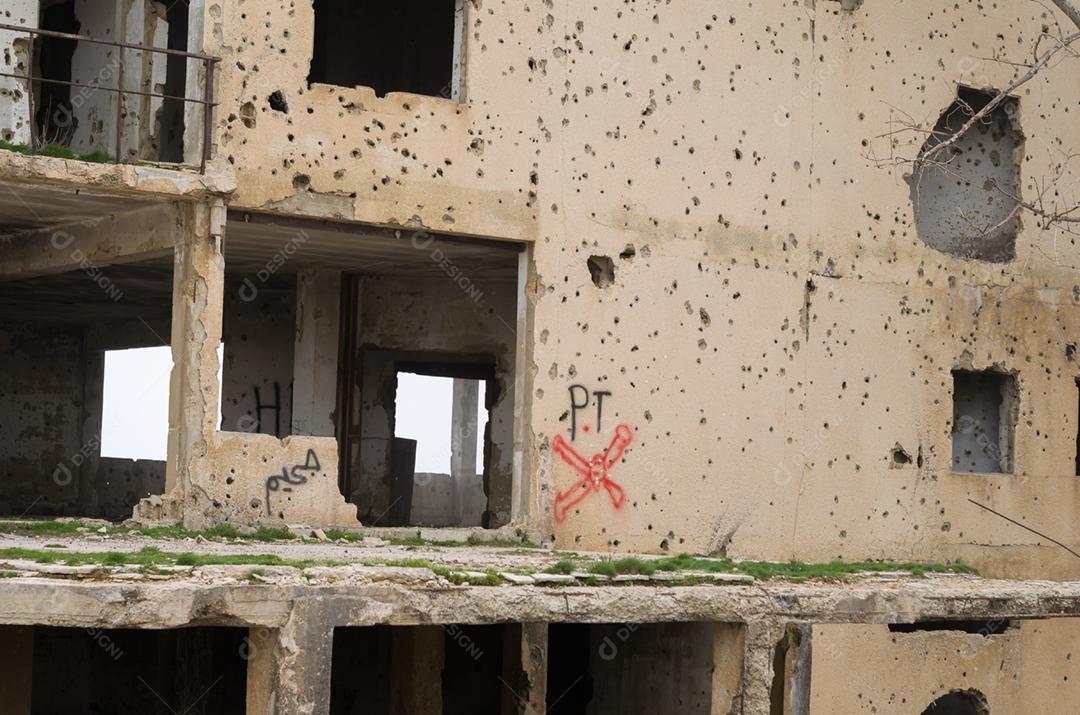 Marcas de guerra, casa libanesa metralhado, bombardeado, destruído pela guerra civil, montanhas do Líbano.