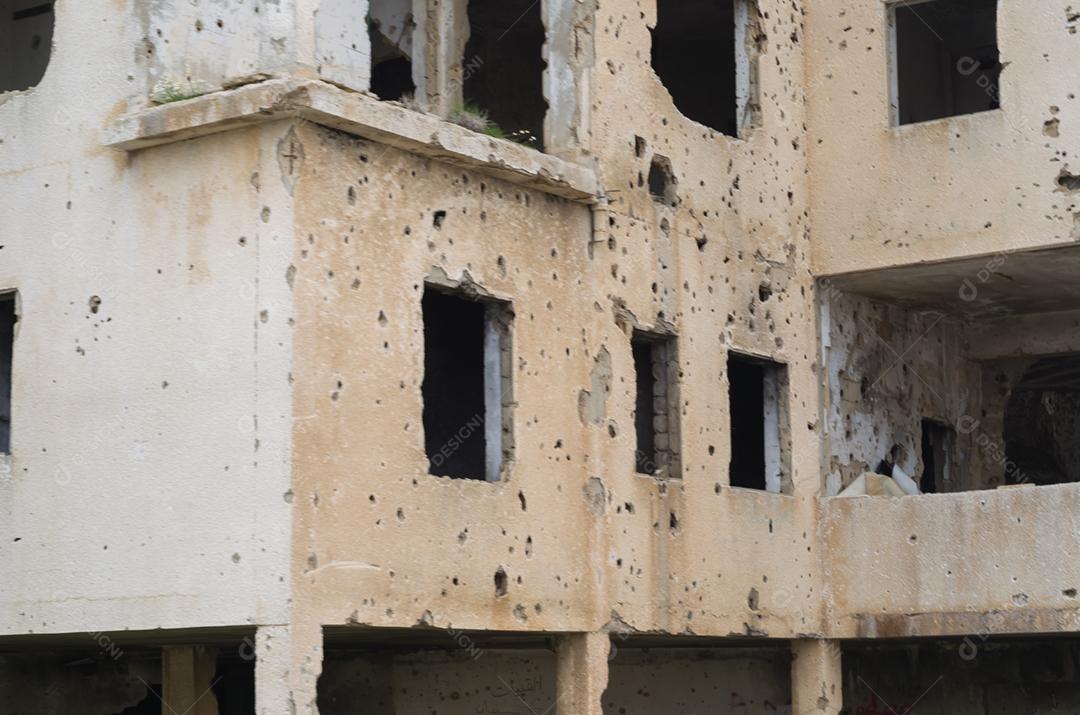 Marcas de guerra, casa libanesa metralhado, bombardeado, destruído pela guerra civil, montanhas do Líbano.