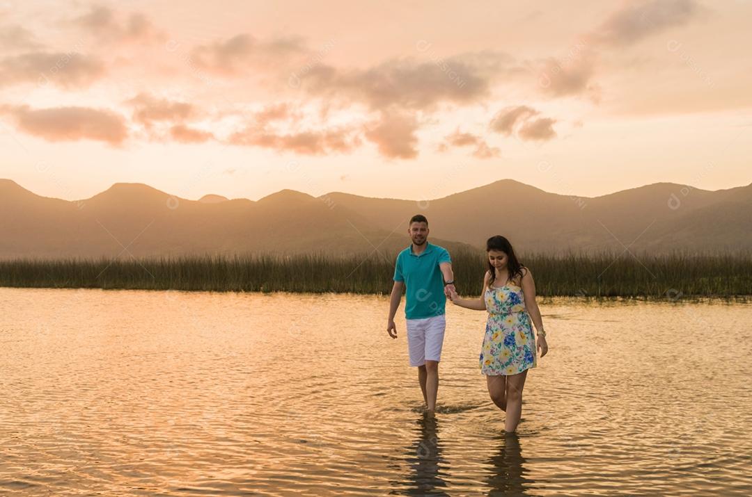 Pré casamento de casal e paisagem incrível na praia de Torres.