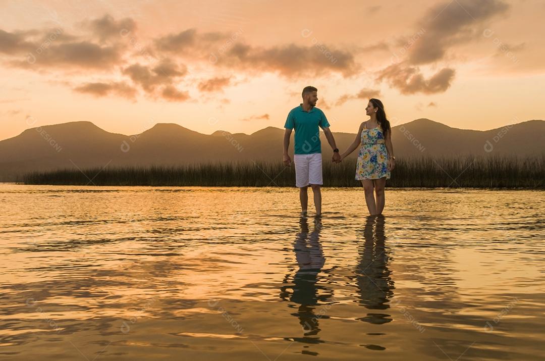 Pré casamento de casal e paisagem incrível na praia de Torres.