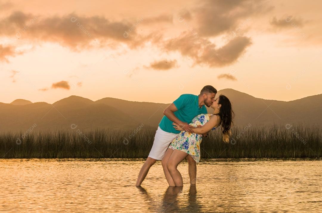 Pré casamento de casal e paisagem incrível na praia de Torres.