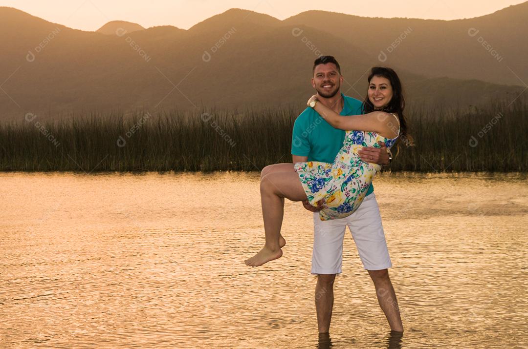 Pré casamento de casal e paisagem incrível na praia de Torres.
