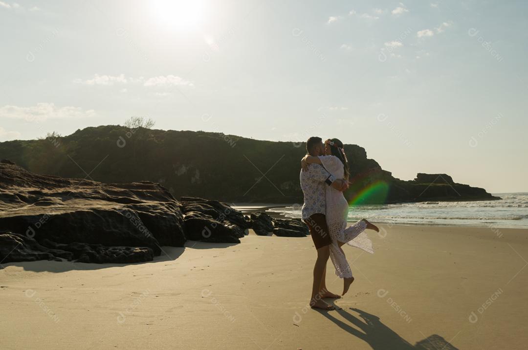Pré casamento de casal e paisagem incrível na praia de Torres.