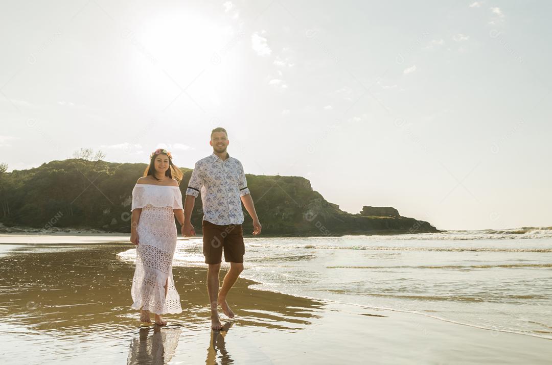 Pré casamento de casal e paisagem incrível na praia de Torres.
