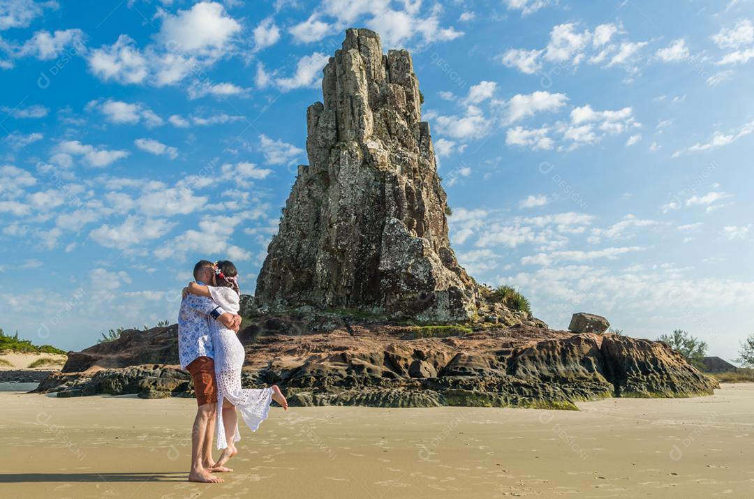 Pré casamento de casal e paisagem incrível na praia de Torres.