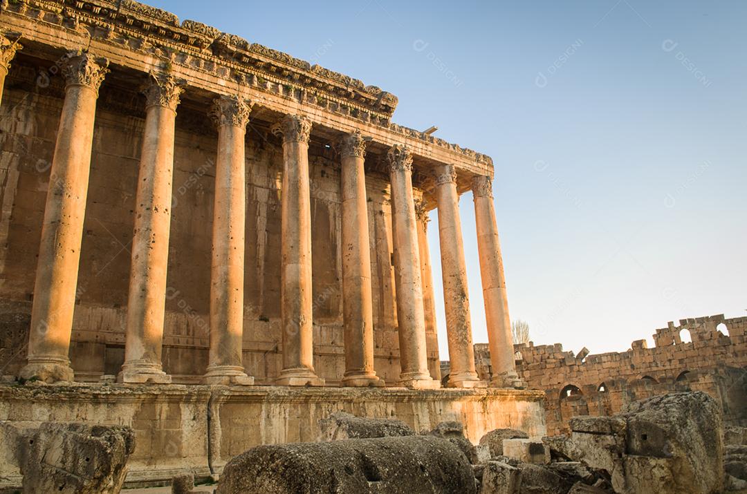 Ruínas de Baalbek. Antiga cidade da Fenícia localizada no vale do Beca, no Líbano. Acrópole com vestígios romanos.