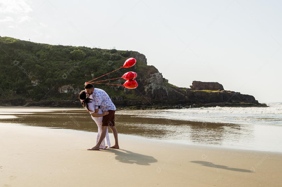 Pré casamento de casal e paisagem incrível na praia de Torres.