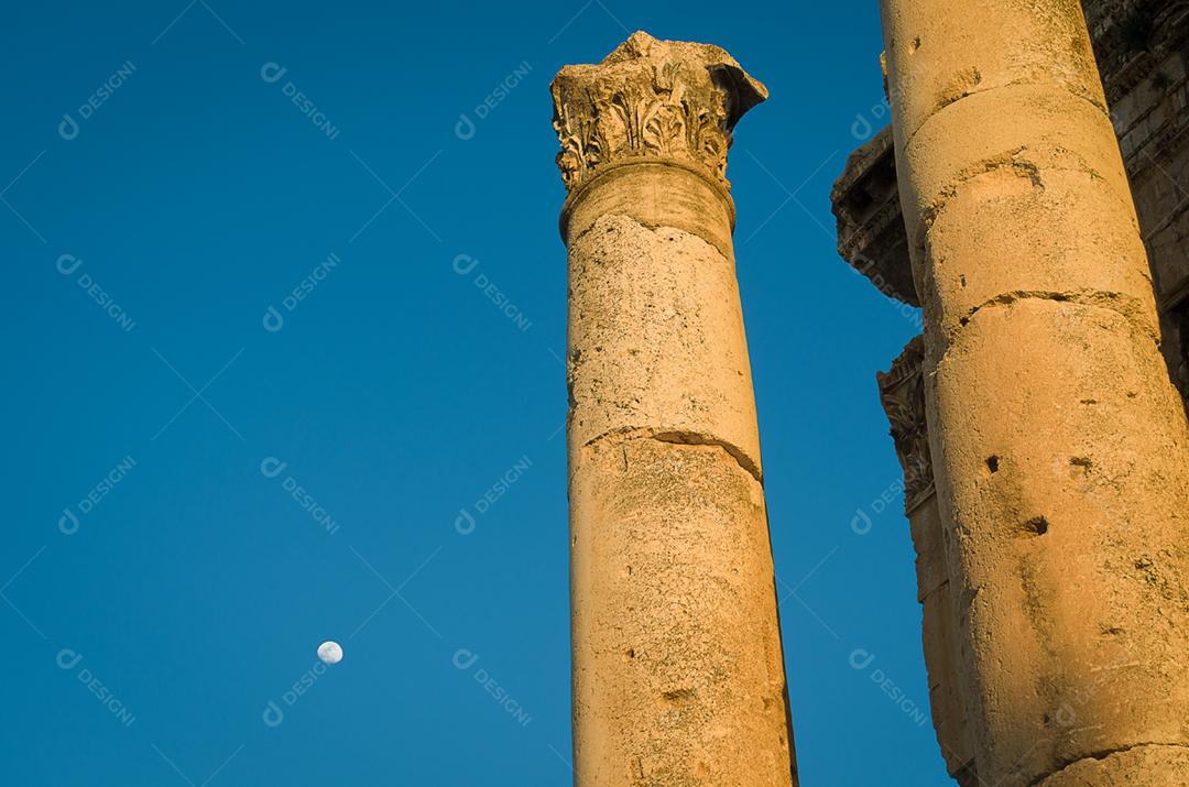 Ruínas de Baalbek. Antiga cidade da Fenícia localizada no vale do Beca, no Líbano. Acrópole com vestígios romanos.