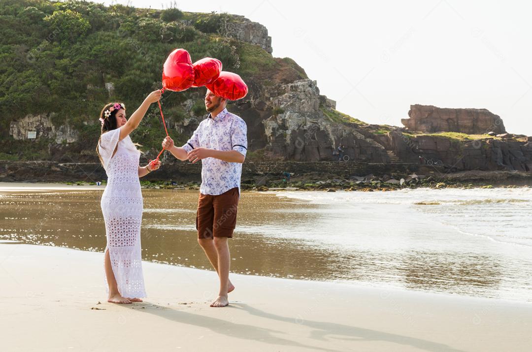 Pré casamento de casal e paisagem incrível na praia de Torres.