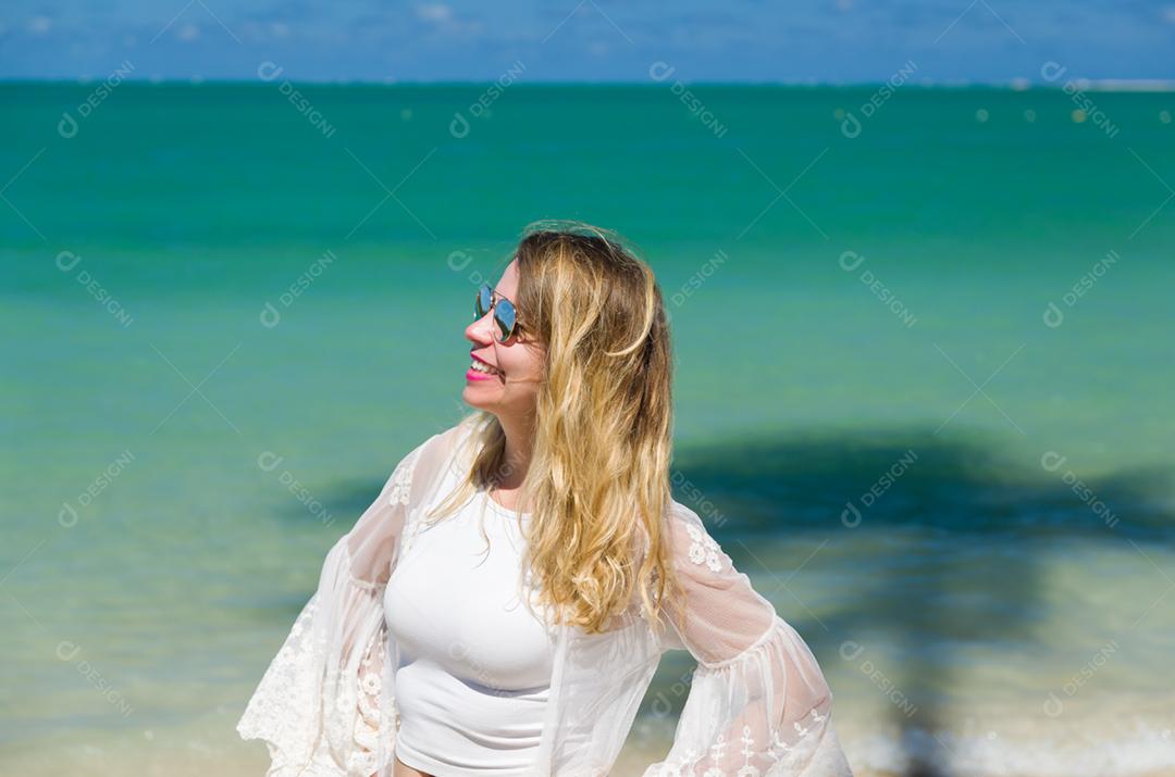 Jovem turista jovem pousando na praia paradisíaca do Brasil, praia dos Carneiros, Pernambuco, Brasil.