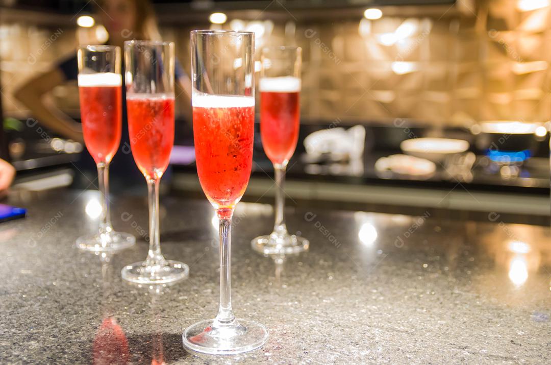 Taças de champanhe na mesa da casa, conceito de festa com amigos.