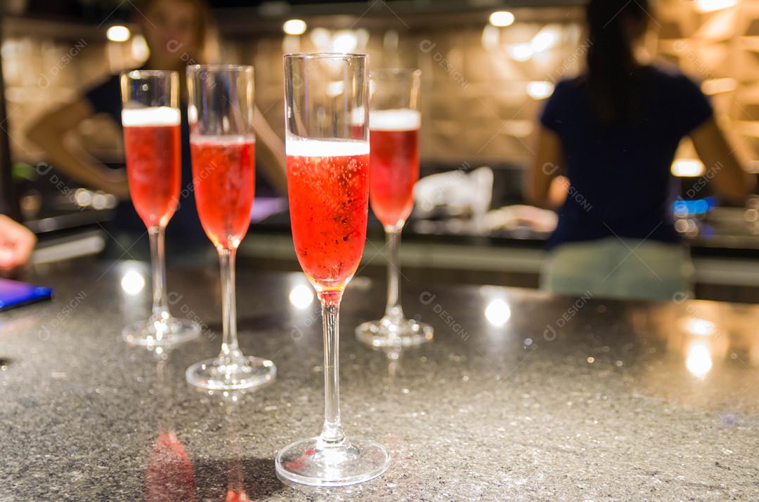 Taças de champanhe na mesa da casa, conceito de festa com amigos.