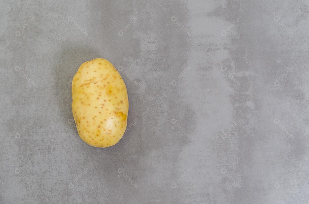Grande conceito de alimentação saudável, batata em fundo cinza, concreto polido.