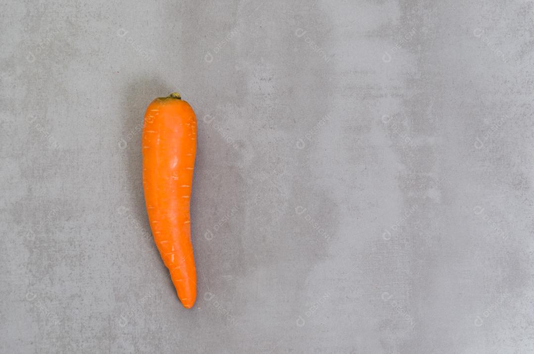 Grande conceito de alimentação saudável, cenoura em fundo cinza, concreto polido.