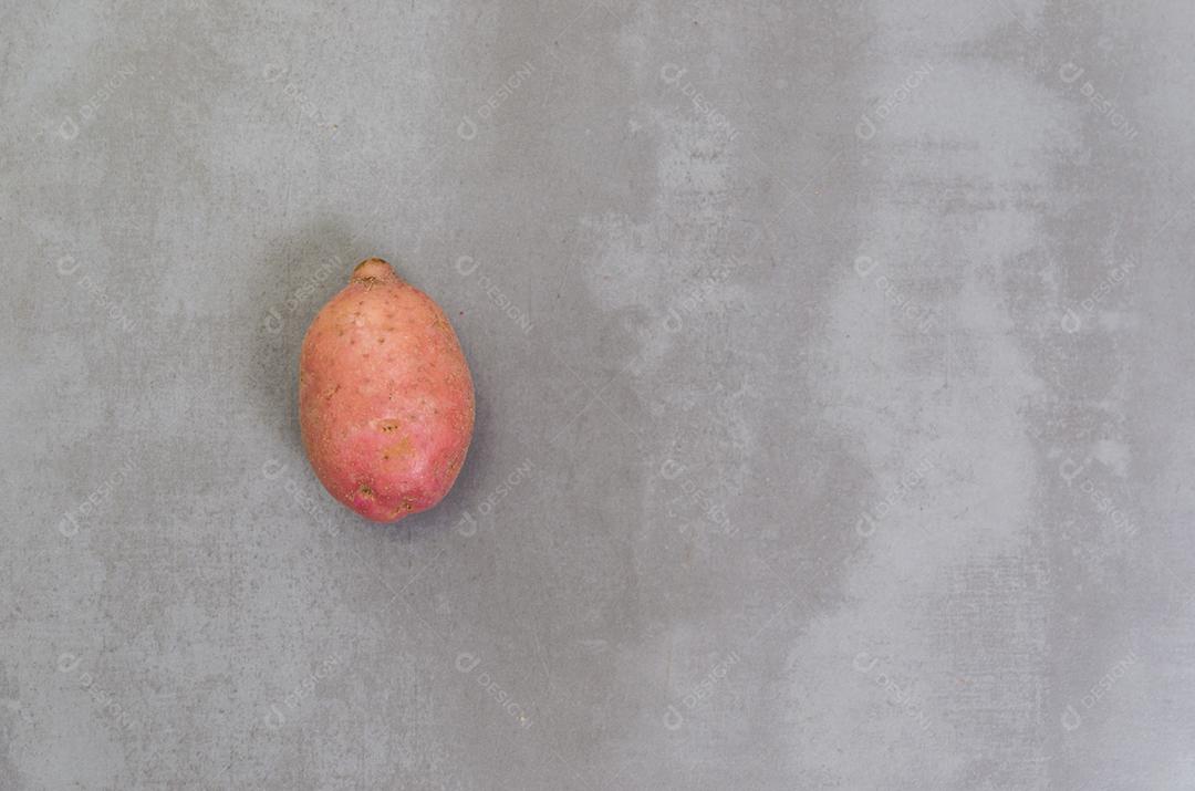 Grande conceito de alimentação saudável, batata em fundo cinza, concreto polido.