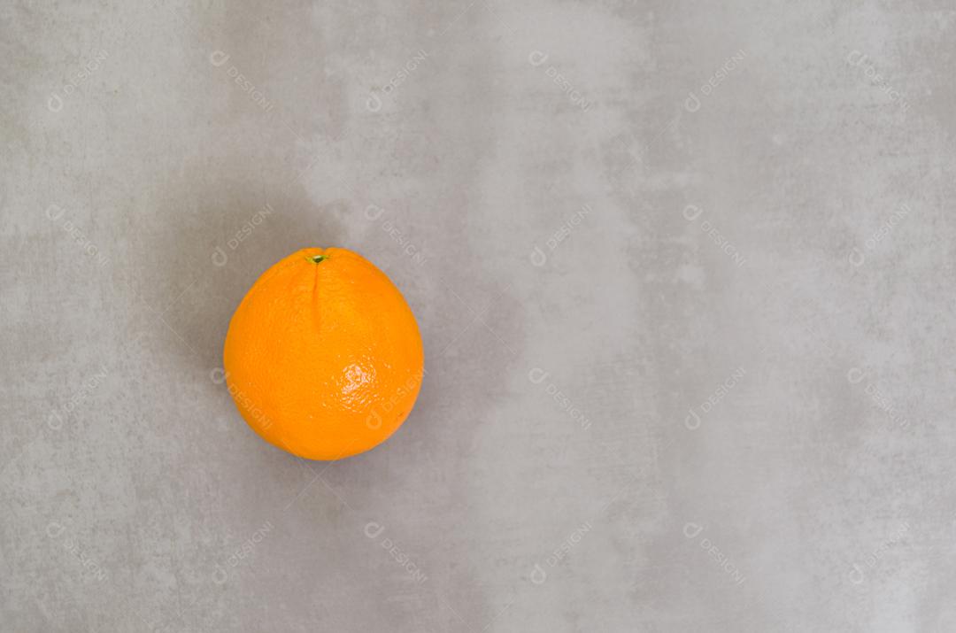 Grande conceito de alimentação saudável, laranja em fundo cinza.