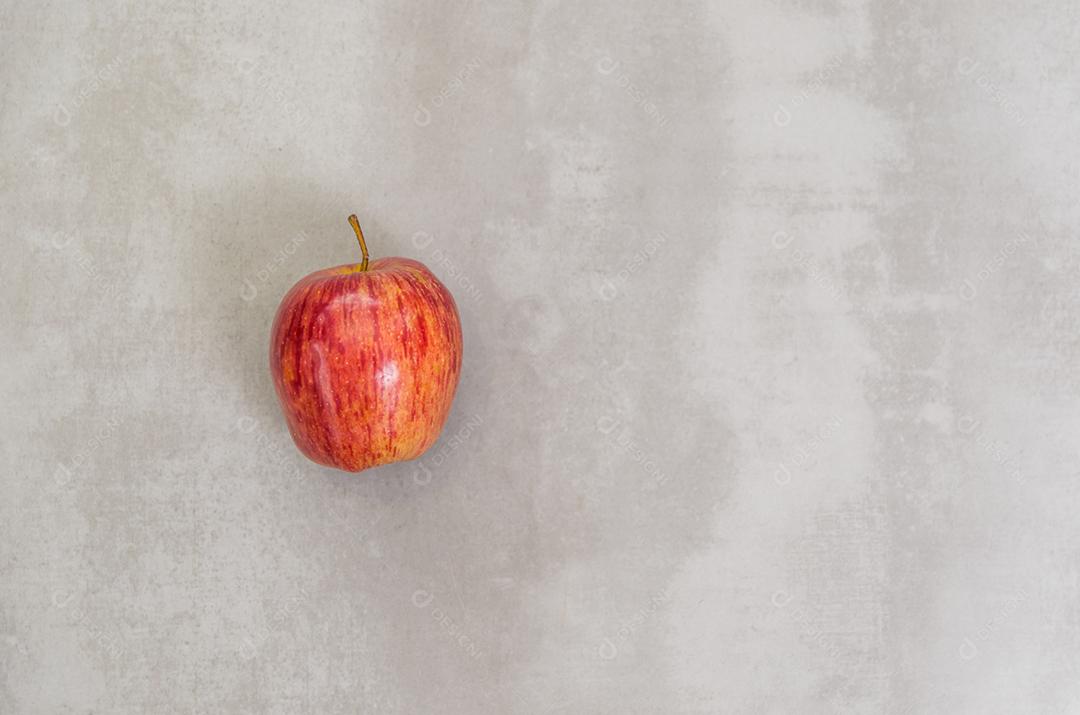 Grande conceito de alimentação saudável, maçã em fundo cinza