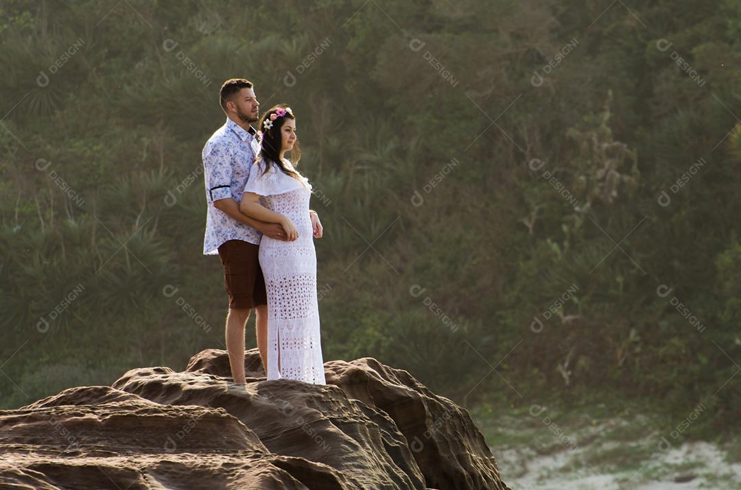 Pré casamento de casal e paisagem incrível na praia de Torres.