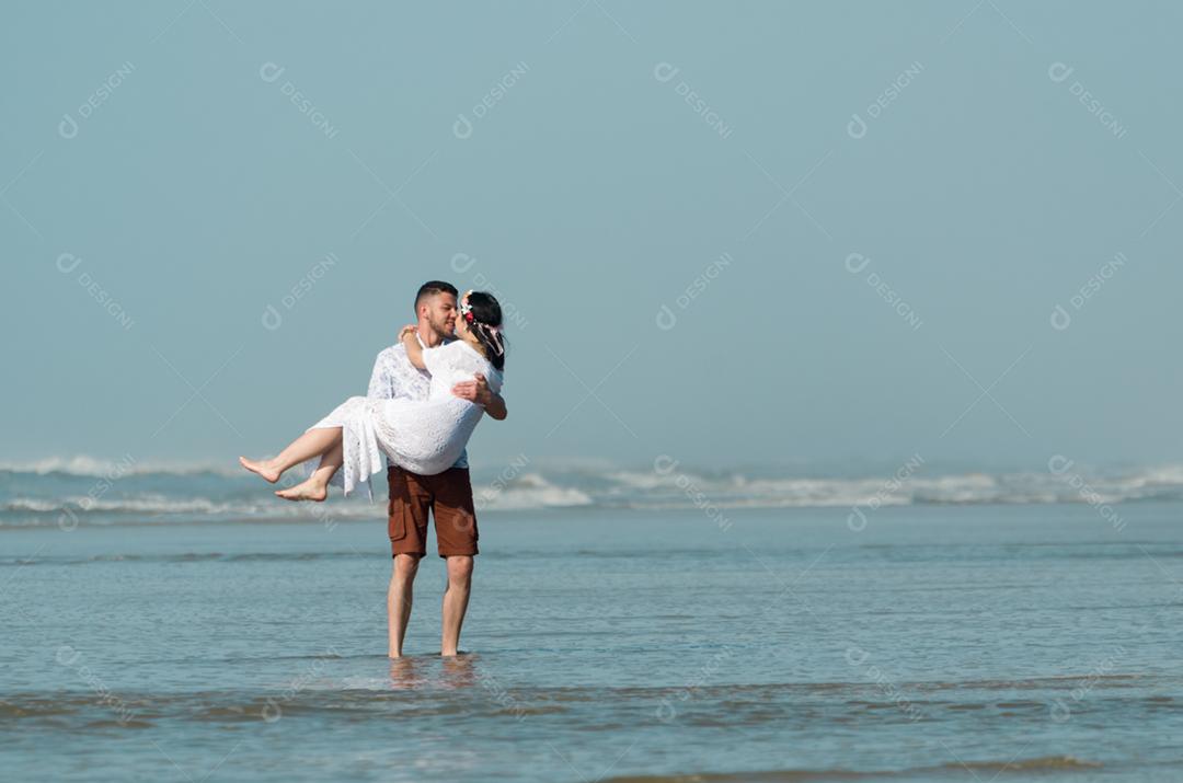Pré casamento de casal e paisagem incrível na praia de Torres.