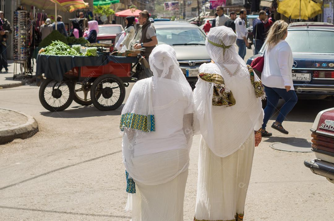 Centro da cidade de Trípoli, norte do Líbano, pessoas de culturas e religiões diversas convivendo juntas.2-3