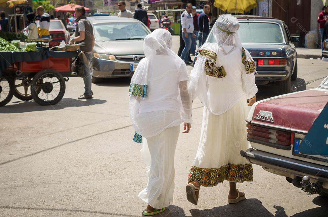 Centro da cidade de Trípoli, norte do Líbano, pessoas de culturas e religiões diversas convivendo juntas.2-3