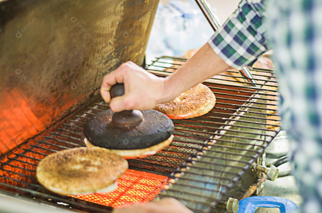 Homem libanês preparando pão de queijo e gergelim típico, centro de Trípoli, cidade do norte do Líbano. Cozinha de rua libanesa.