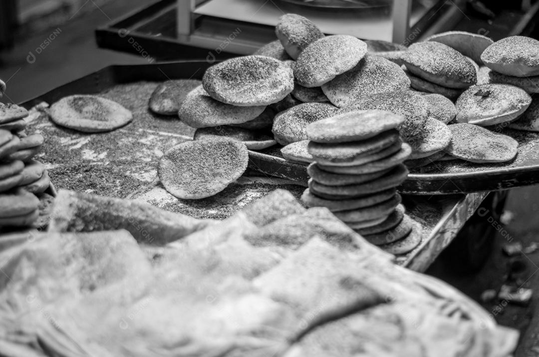 Homem libanês preparando pão de queijo e gergelim típico, centro de Trípoli, cidade do norte do Líbano. Cozinha de rua libanesa.