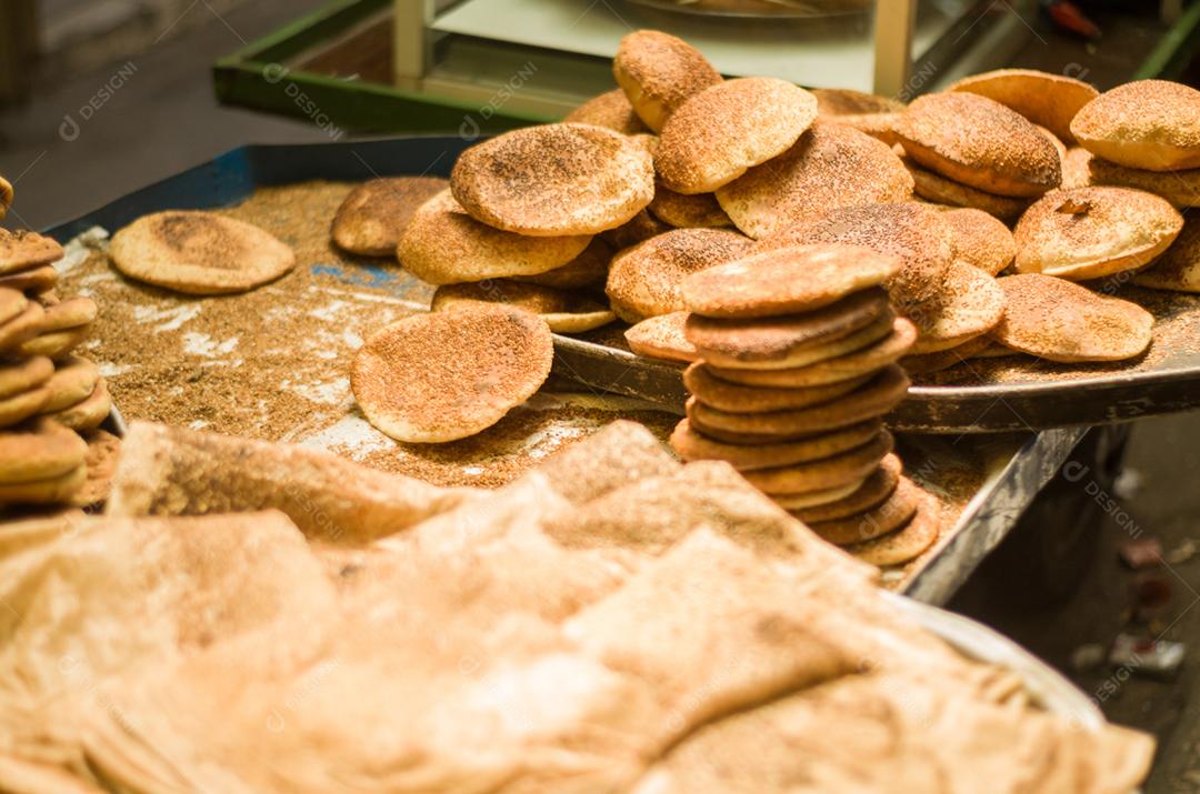 Homem libanês preparando pão de queijo e gergelim típico, centro de Trípoli, cidade do norte do Líbano. Cozinha de rua libanesa.