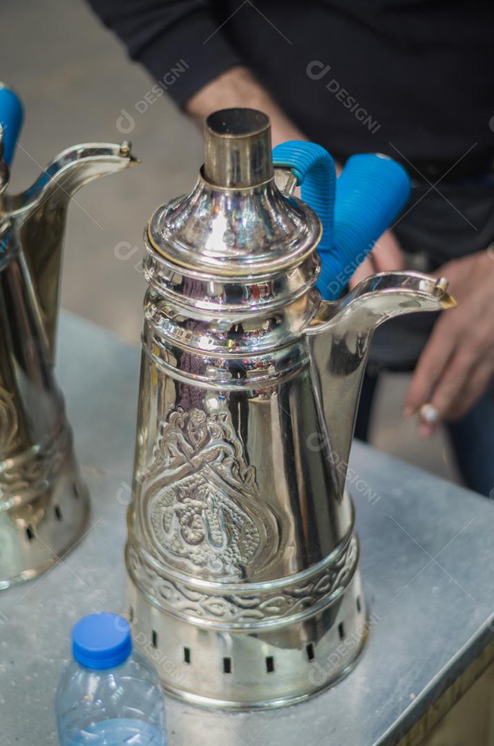 Cafeteira tradicional libanesa, café vendido por ambulantes no centro de Trípoli.