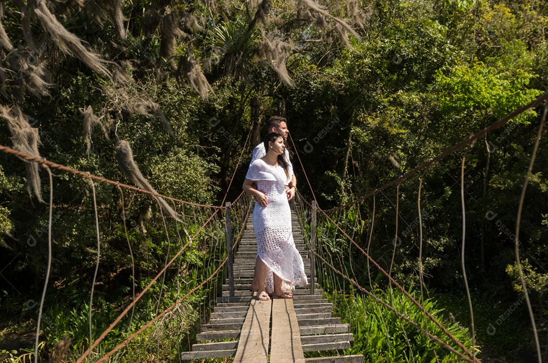 Pré casamento de casal e paisagem incrível na praia de Torres.