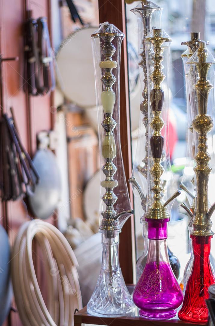 Prateleira com os tradicionais Arguiles (Narguile, Shisha, Chicha, narguilé), equipamento usado para fumar tabaco