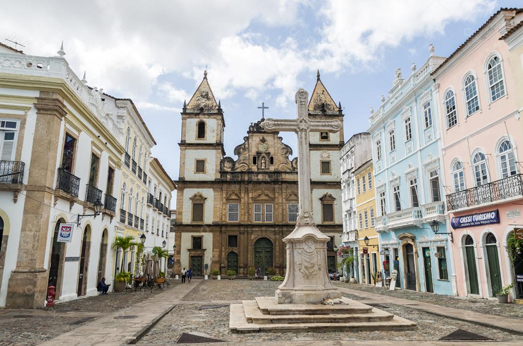 Vista brilhante e ensolarada do histórico centro turístico do Pelourinho, Salvador da Bahia, Brasil