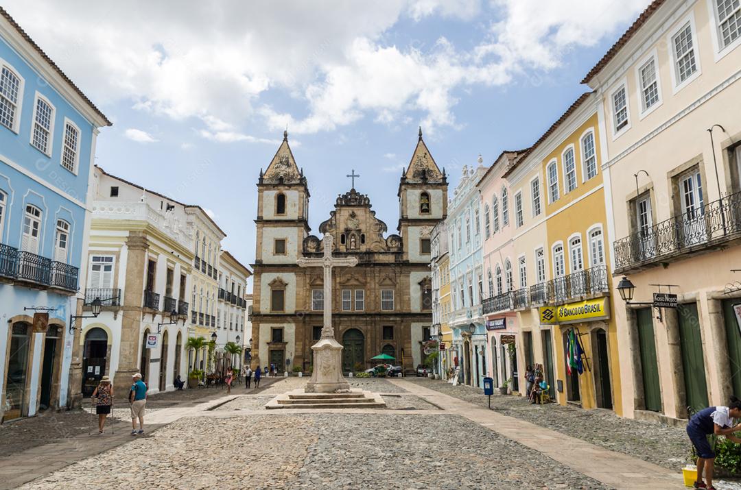 Vista brilhante e ensolarada do histórico centro turístico do Pelourinho, Salvador da Bahia, Brasil