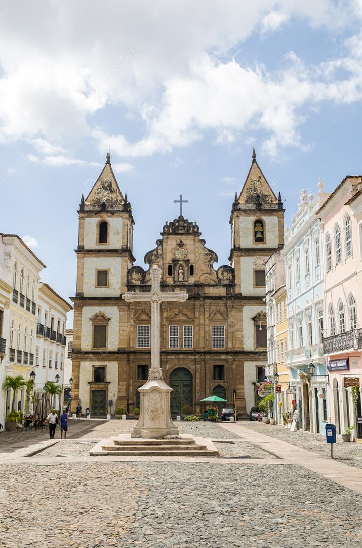 Vista brilhante e ensolarada do histórico centro turístico do Pelourinho, Salvador da Bahia, Brasil