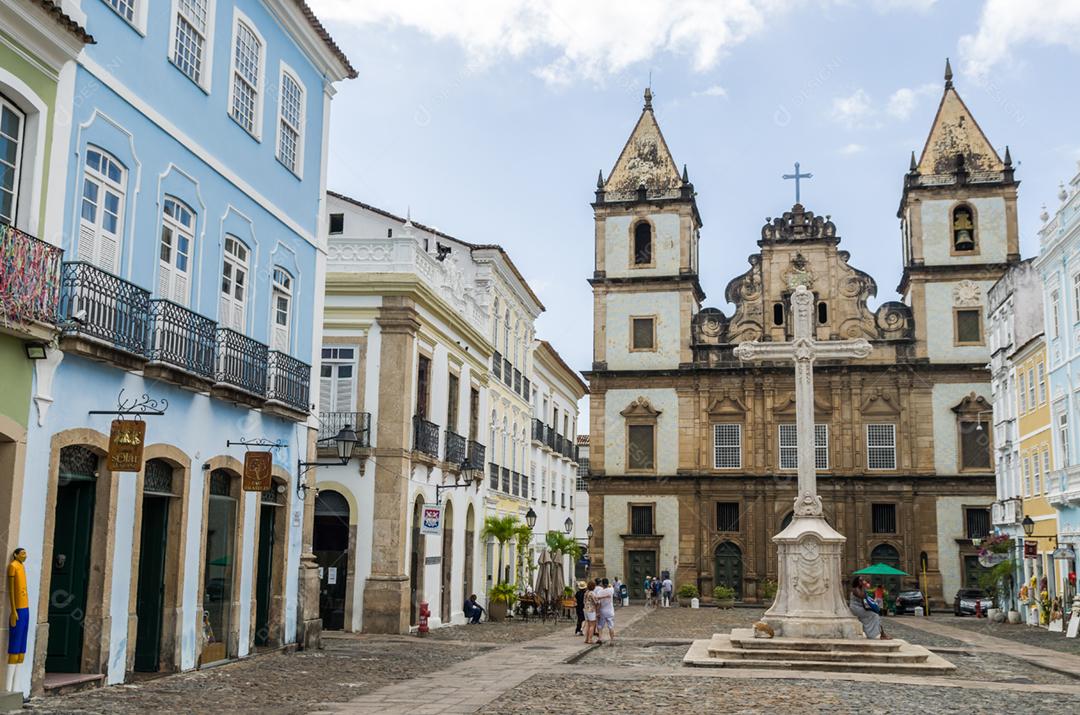 Vista brilhante e ensolarada do histórico centro turístico do Pelourinho, Salvador da Bahia, Brasil