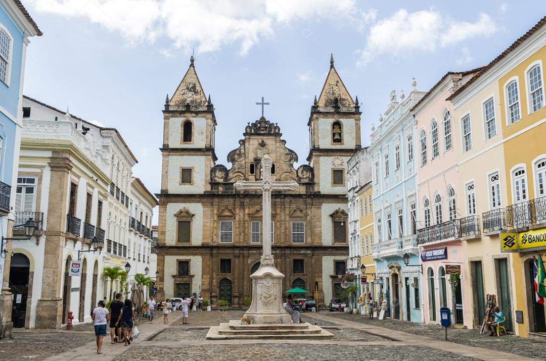 Vista brilhante e ensolarada do histórico centro turístico do Pelourinho, Salvador da Bahia, Brasil