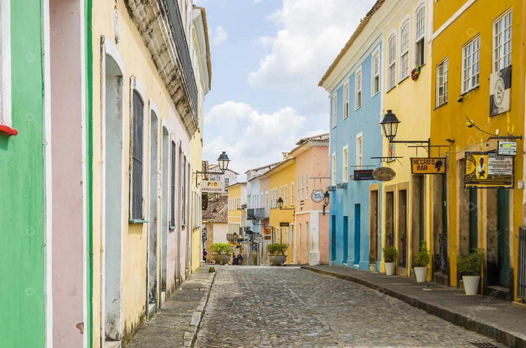 Vista brilhante e ensolarada do histórico centro turístico do Pelourinho, Salvador da Bahia, Brasil